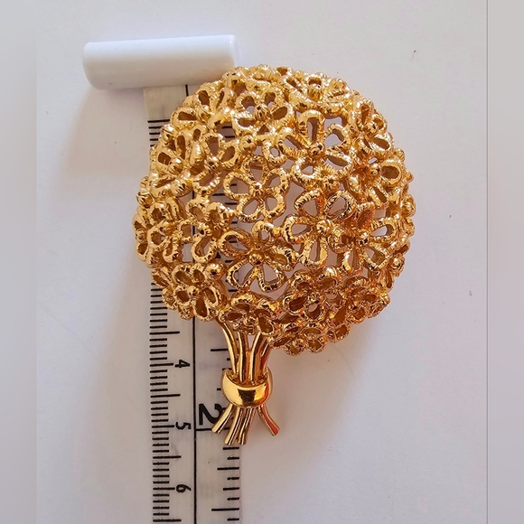 Brilliant vintage Monet gold dome flower bouquet 💐 brooch luxury, high End - Picture 3 of 5